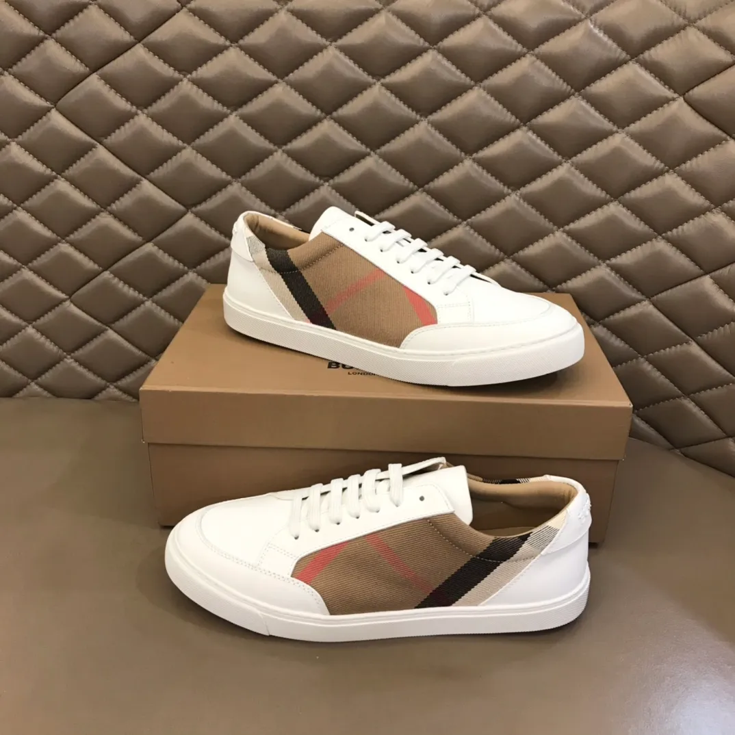 ¥380 ▫️B’s men’s classic low-top sneakers are reinterpreted in Vintage plaid cotton material and decorated with a new brand logo. First-grain cowhide lining, original outsole with Burberry lettering embossed logo on the heel! 38-45